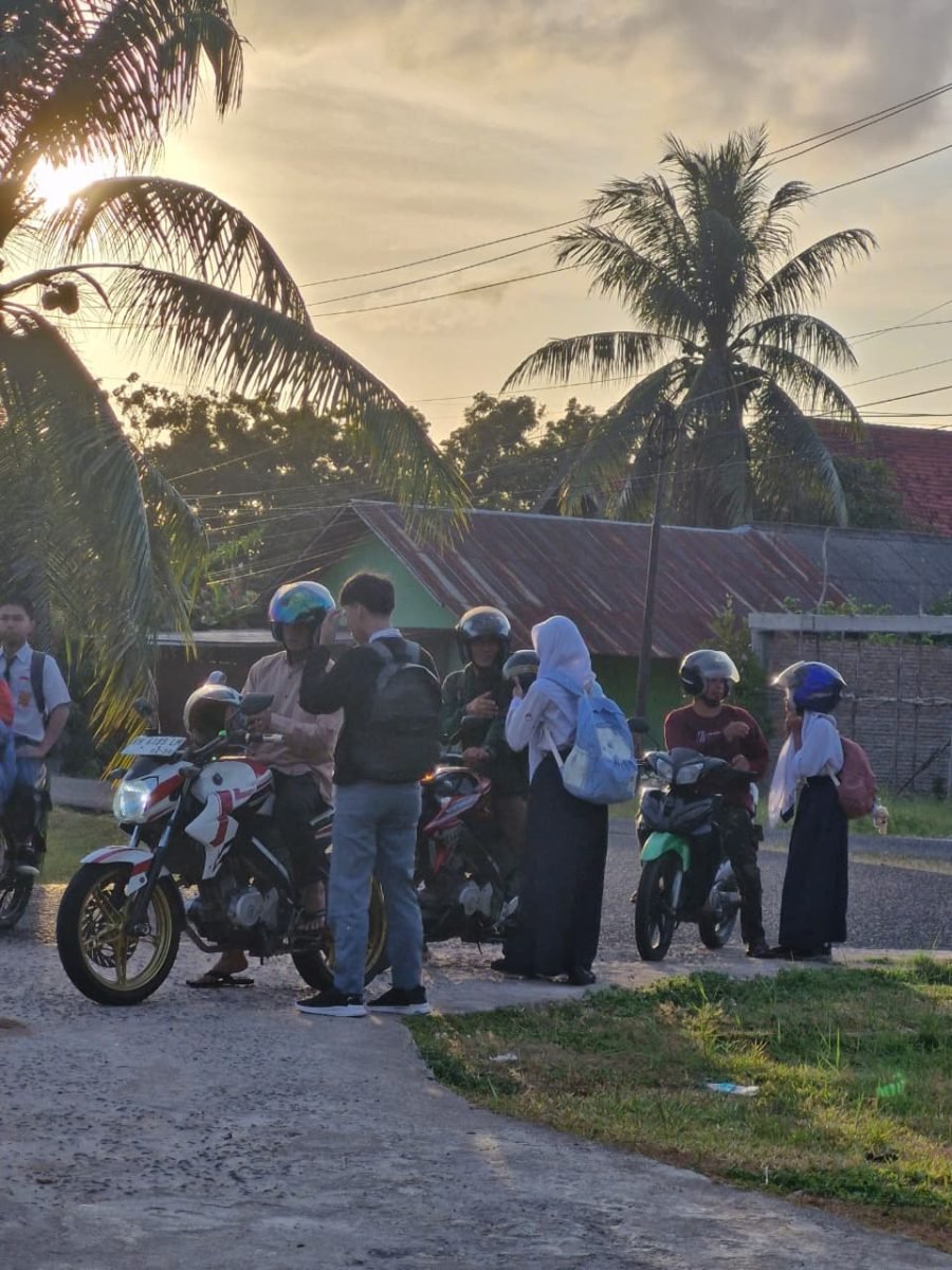 Hangatnya Momentum Ayah Mengantar Anak di SMAN 1 Kuala Pembuang