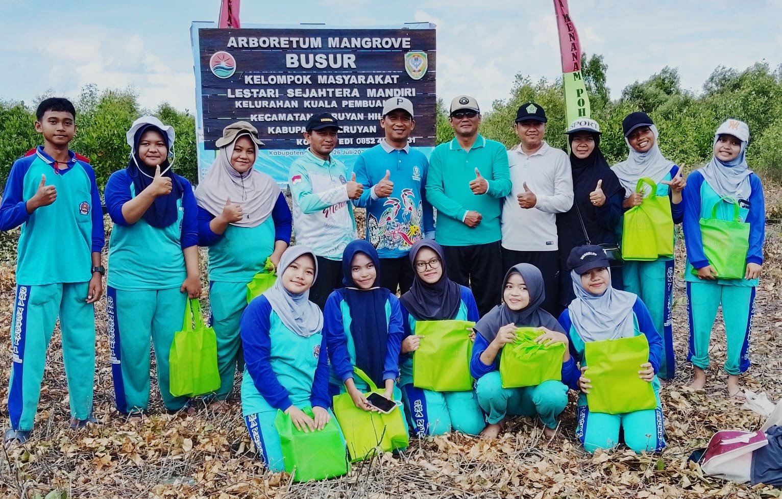 SMAN 1 Kuala Pembuang Berpartisipasi Hijaukan Pesisir di Hari Mangrove Sedunia